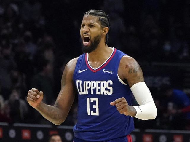  快船双星合砍80分力克爵士  