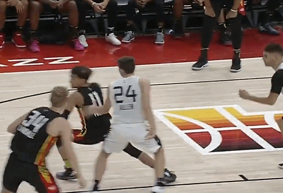  老鹰特雷杨冲突 被禁赛一场引争议  