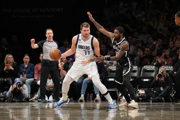  东契奇三双比肩传奇，独行侠逆风翻盘  